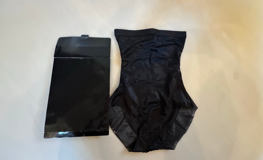 Skims SHINE SHAPEWEAR
BRIEF
COLOR: ONYX SIZE:
XS